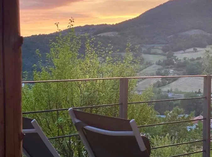 La Cerise Qui Rit Nyaraló La Cresse